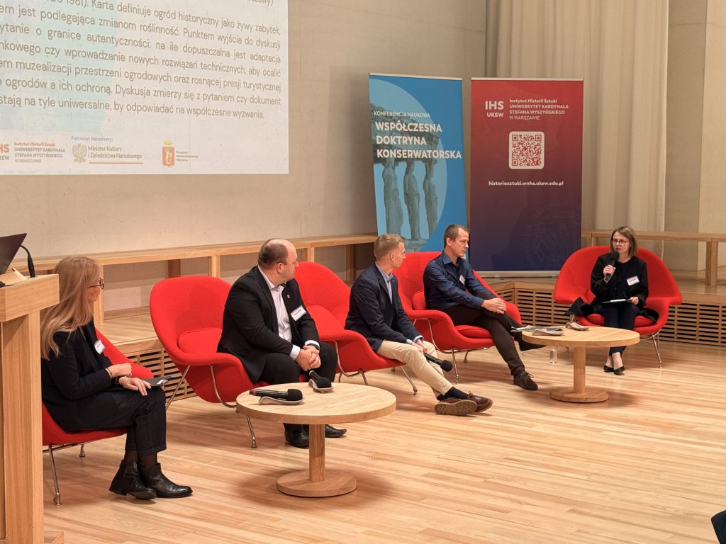 Uczestnicy dyskusji w czasie konferencji. 