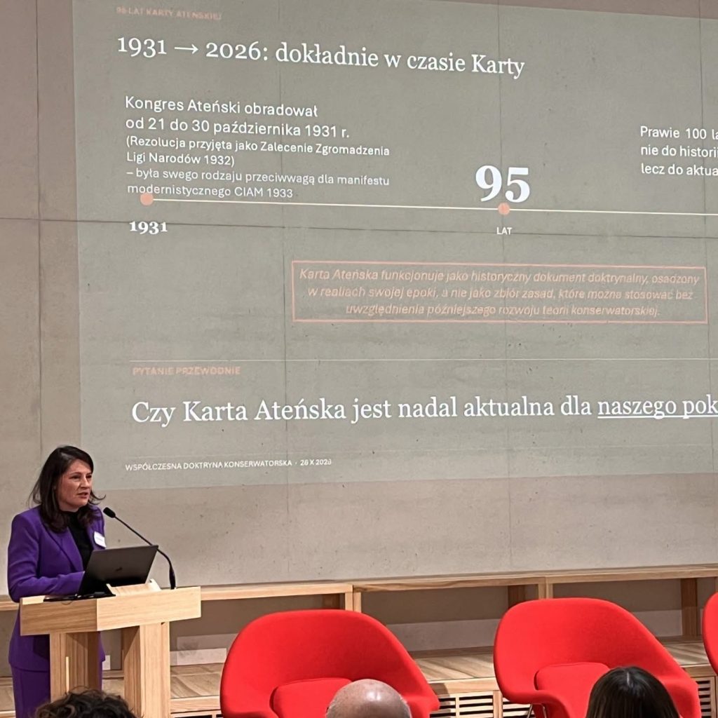Pani Doktor Katarzyna Pałubska przemawiająca w czasie konferencji. 