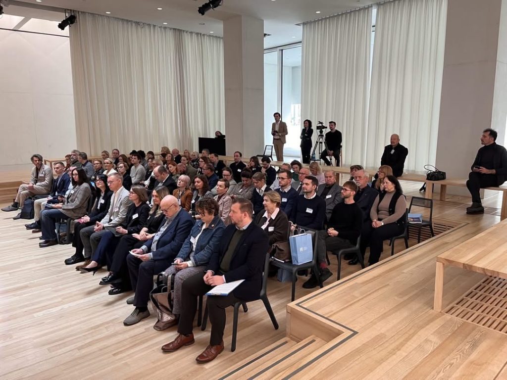 Publiczność i słuchacze w czasie konferencji w Muzeum Sztuki Nowoczesnej. 