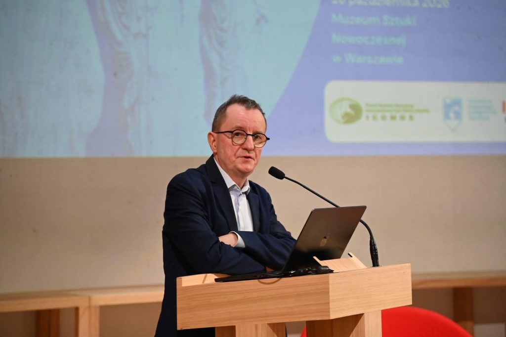 Pan Profesor Jakub Lewicki przemawiający podczas prezentacji tematu w ramach konferencji. 